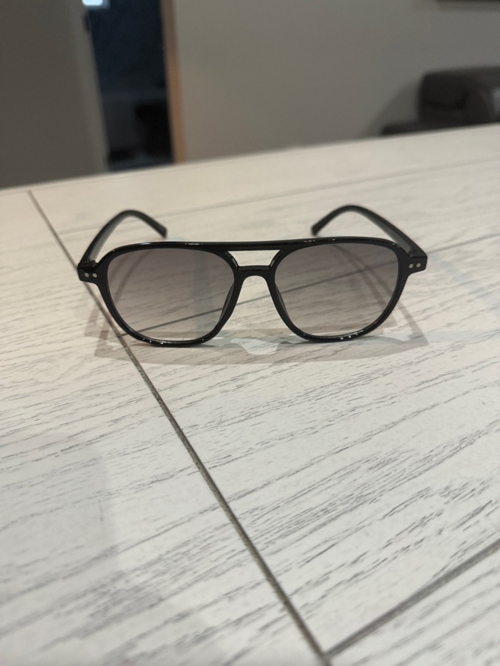 Black Aviator-Style Sunglasses with Gradient Lenses